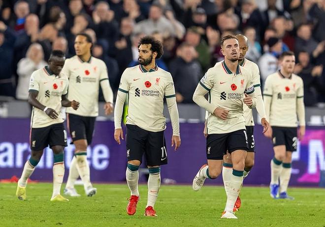 尤文图斯因弗拉霍维奇伤势和薪资问题，被迫考虑续约，但转会市场无明显替代人选，形势艰难。